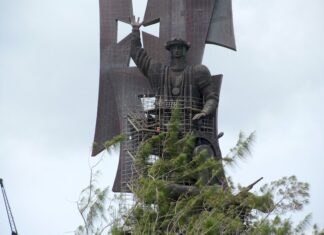 Piden que se retiren estatuas de Cristóbal Colón y Ponce de León en San Juan cristobal colon
