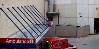 Arizona y Texas usarán camiones como morgues ante la avalancha de la COVID-19 bomberos