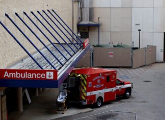 Arizona y Texas usarán camiones como morgues ante la avalancha de la COVID-19 bomberos