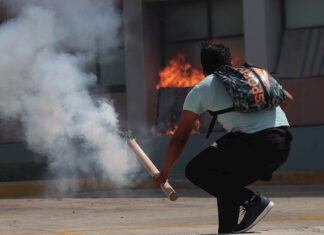 Estudiantes de Ayotzinapa vandalizan sede del Congreso del estado de Guerrero Ayotzinapa