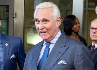 Roger Stone, exasesor de Donald Trump e impulsor del indulto de Juan Orlando Hernández, manifiesta: «Es hora de extraditar a Estados Unidos a los miembros de la familia Zelaya, incluyendo, entre otros, al expresidente Mel Zelaya; al exsecretario del Congreso Carlos Zelaya; y al exministro de Defensa José Manuel Zelaya; así como a los líderes del Partido Libre, para que comparezcan ante la justicia». Roger Stone