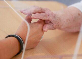 Abrazos y caricias a través del plástico en la residencia de Péruwelz mano