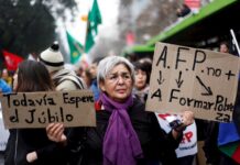 Chile anuncia un bono de 634 dólares para la clase media y proteger pensiones chile protesta