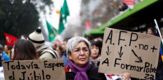 Chile anuncia un bono de 634 dólares para la clase media y proteger pensiones chile protesta
