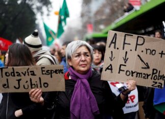 Chile anuncia un bono de 634 dólares para la clase media y proteger pensiones chile protesta