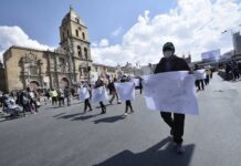 Maestros bolivianos desafían a la pandemia con una marcha antigubernamental Maestros Bolivia