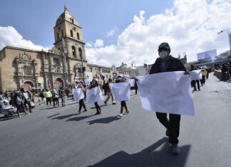 Maestros bolivianos desafían a la pandemia con una marcha antigubernamental Maestros Bolivia