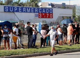 Los supermercados cubanos llenan sus estantes para quienes pagan con divisas Cuba supermercados