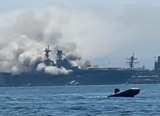 Buque de la Armada de EEUU arde en base de San Diego después de una explosión