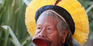 Líder de Etnia recibe el alta y vuelve a su aldea en la Amazonía brasileña