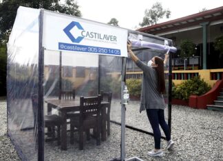 Fabricar cápsulas para pacientes de COVID-19 rescata a una empresa colombiana