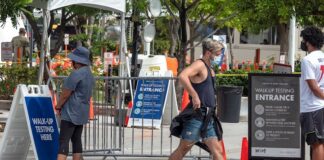 Trump minimiza el COVID-19, mientras los nuevos casos se cuentan por miles