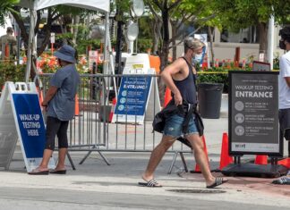 Trump minimiza el COVID-19, mientras los nuevos casos se cuentan por miles