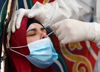 Nuevo récord de casos diarios globales, 237.000, y la curva sigue en ascenso