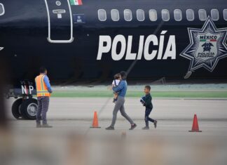 México deporta a 129 migrantes hondureños que harán cuarentena por COVID-19