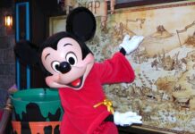 Largas filas en el día de apertura de la zona comercial de Disneyland