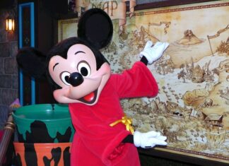 Largas filas en el día de apertura de la zona comercial de Disneyland