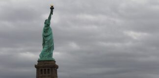 Nueva York reabre algunas atracciones turísticas con limitaciones y cautela