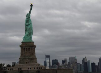 Nueva York reabre algunas atracciones turísticas con limitaciones y cautela