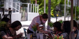 Muertes por COVID-19 marcan otro récord en Florida mientras se acerca Isaías