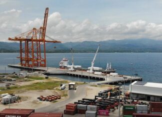 Llega a Honduras barco que trae dos hospitales móviles más para la pandemia