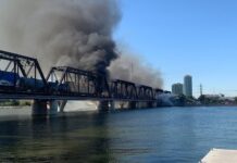 Un tren se descarrila sobre un puente en EE.UU. y causa un aparatoso incendio