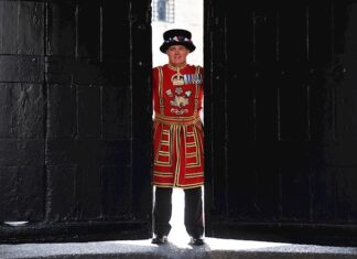 Inglaterra reabre teatros y piscinas y planea hacer obligatoria la mascarilla