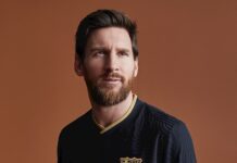 La segunda equipación del Barcelona combina el negro y el dorado