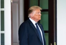 Trump, con COVID-19, se despierta con una cascada de tuits pidiendo el voto