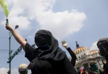 Choque entre policías y estudiantes normalistas deja varios heridos en México Mujeres pertenecientes