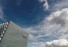 Telefónica presenta una oferta por el negocio móvil del grupo brasileño Oi cielo