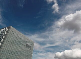 Telefónica presenta una oferta por el negocio móvil del grupo brasileño Oi cielo