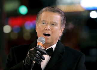 Muere el icónico presentador de televisión Regis Philbin a los 88 años Regis Philbin