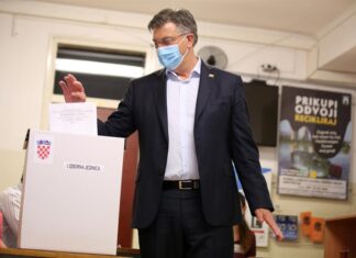 Distancia física en los colegios pero abrazos para celebrar los resultados