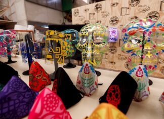 Fabrican cubrebocas inspirados en la cultura mexicana mascara
