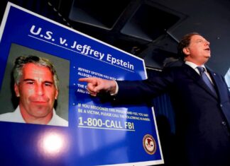 El FBI detiene a socia del magnate Jeffrey Epstein en supuesta trama de abuso