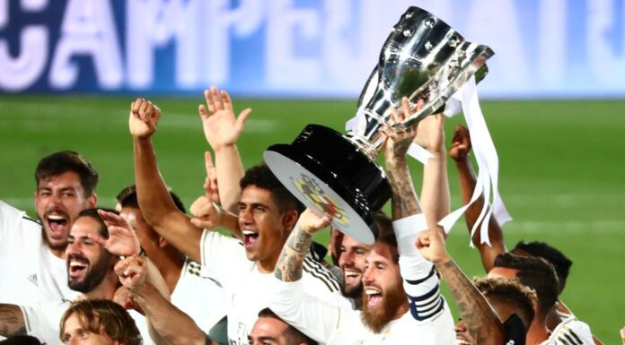 Los madridistas cumplen y celebran el título desde sus coches real madrid