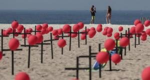 La icónica playa de Copacabana amanece con cruces en tributo a las muertes por COVID-19 Playa
