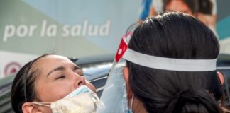 Consulado mexicano en Miami realiza pruebas de COVID-19 para inmigrantes hisopado