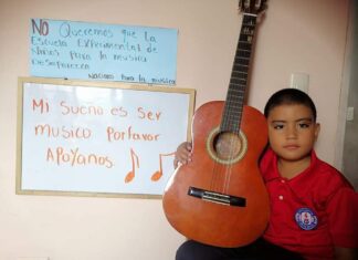 Escuela especial para formar niños en la música a punto de desaparecer nino