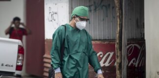 Nicaragua asegura que reproducirá la vacuna rusa Sputnik V, contra la COVID-19 enfermero