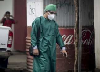 Nicaragua asegura que reproducirá la vacuna rusa Sputnik V, contra la COVID-19 enfermero
