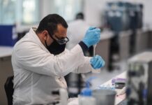 Argentina espera iniciar la producción de la vacuna contra la COVID-19 al final de 2020 Trabajadores del laboratorio