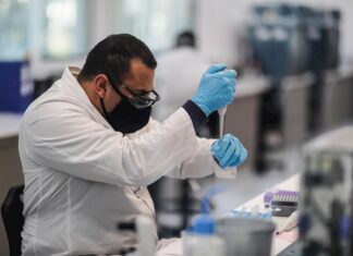 Argentina espera iniciar la producción de la vacuna contra la COVID-19 al final de 2020 Trabajadores del laboratorio