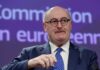 Dimite el comisario europeo acusado de incumplir las normas sanitarias Phil Hogan