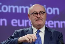 Dimite el comisario europeo acusado de incumplir las normas sanitarias Phil Hogan