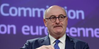 Dimite el comisario europeo acusado de incumplir las normas sanitarias Phil Hogan