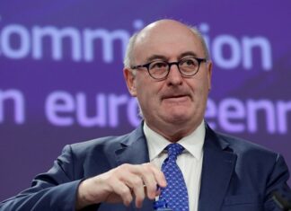 Dimite el comisario europeo acusado de incumplir las normas sanitarias Phil Hogan