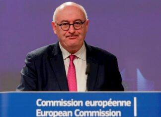 Un comisario de la UE se disculpa por ir a una cena que no cumplía las medidas antiCOVID Phil Hogan.