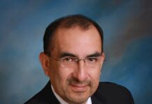 Médico mediático se somete a vacuna contra la COVID-19 para dar ejemplo a los latinos Elmer Huerta